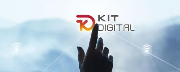 Mano pulsando en palabras 'Kit Digital'